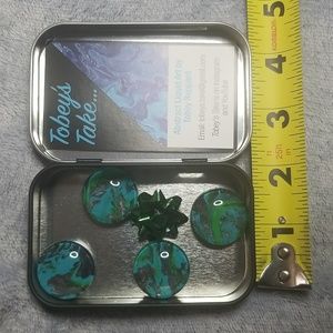 Original paint pouring magnets in gift tin.